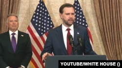 جی دی ونس، معاون رییس جمهور امریکا حین صحبت با خبرنگاران در اسلام‌آباد