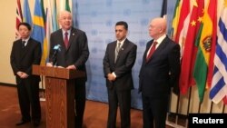 L'ambassadeur chinois adjoint Wu Haitao, les ambassadeurs à l’ONU du Venezuela, Rafael Ramirez, de Bolivie, Sacha Sergio Llorenty Soliz, et de la Russie, Vassily Nebenzia parlent aux journalistes aux Nations Unies, New York, 13 novembre 2017.