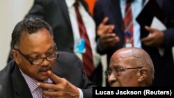 Andrew Mlangeni (à dr.) s'entretient avec le révérend Jesse Jackson aux Nations unies à New York le 18 juillet 2013. (Photo REUTERS/Lucas Jackson)