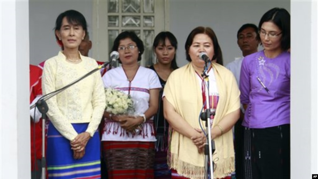 Sekretaris Umum Persatuan Nasional Karen (KNU) Naw Si Pho Ra Sein (nomor dua dari kanan) menggelar jumpa pers bersama tuan rumah Aung San Suu Kyi di kediamannya di Yangon (Rangun), Burma (8/4).