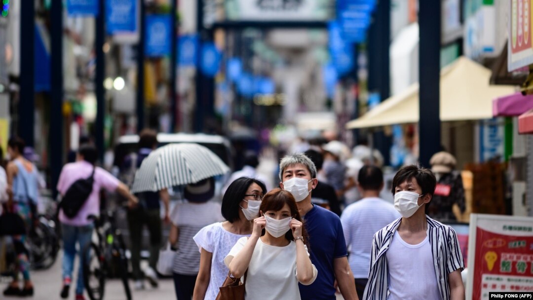 Japan -- People wearing face masks as a preventive measure against the COVID-19 coronavirus visit Togoshi Ginza shopping street in Tokyo on August 1, 2020. (Photo by Philip FONG / AFP)
