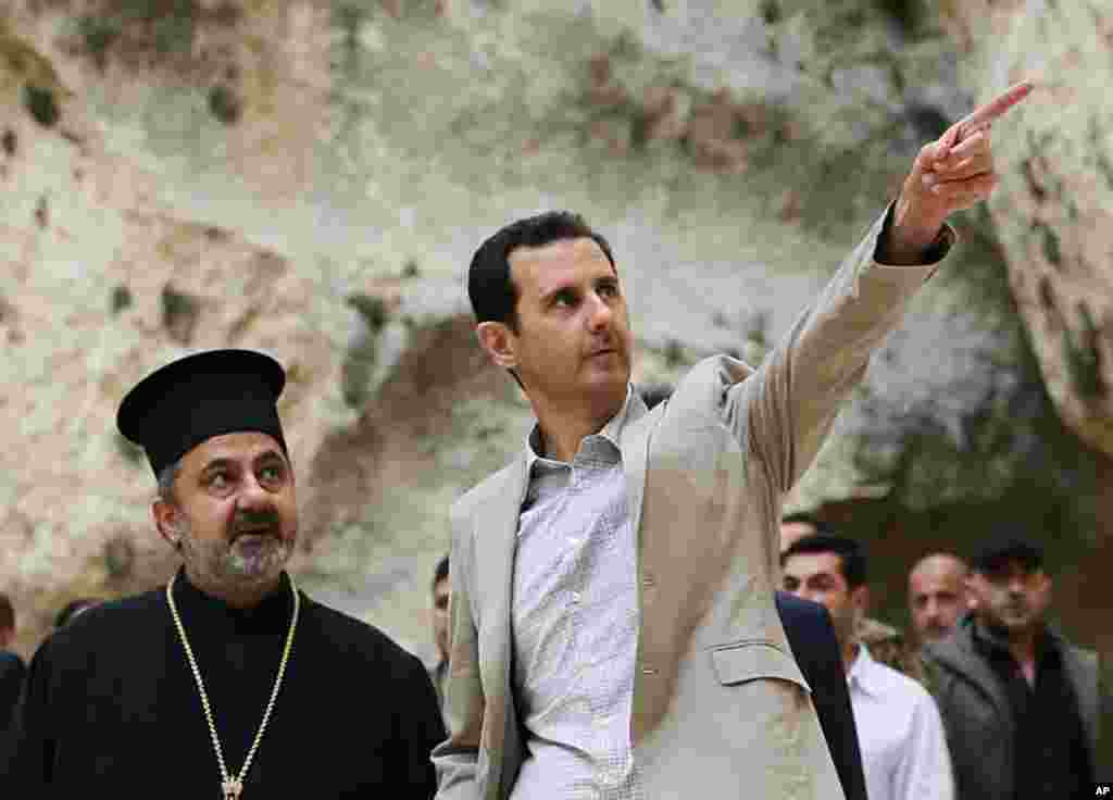 بشار اسد همراه با رهبر کلیسای ارتدوکس سوریه از یک روستای تاریخی مسیحی نشین در نزدیکی دمشق بازدید کرد. رهبر ارتدوکس های سوریه گفته مسیحیان این کشور «تسلیم افراطگرایان نخواهند شد» - معلوله، ۲۰ آوریل ۲۰۱۴