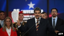 El presidente venezolano Nicolás Maduro habla con la prensa en la sede del Tribunal Supremo de Justicia, en Caracas, el 9 de agosto de 2024.