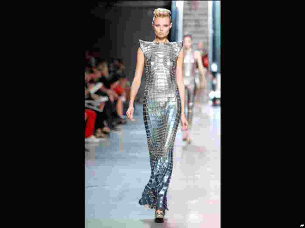 一名模特在帕高.拉巴纳(Paco Rabanne)2012巴黎春夏成衣时装秀上身穿印度设计师曼尼什.阿若拉(Manish Arora)的作品登场。(10月4日)