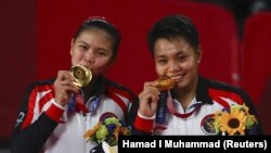 Ganda putri Greysia Polii dari dan Apriyani Rahayu berhasil meraih medali emas di kejuaraan bulu tangkis Olimpiade Tokyo 2020.. (Foto: REUTERS/Hamad I Muhammad)