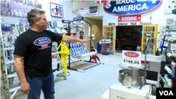 뉴욕주 엘마에 있는 ‘메이드 인 아메리카’ 상점의 주인인 마크 앤돌 씨가 미국산 상품들을 보여주고 있다.