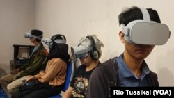 Sejumlah penyandang disabilitas dan non-penyandang disabilitas menyaksikan film melalui kacamata VR dalam 'The Feelings of Reality' di Bandung, Kamis (14/11/2019) siang. (VOA/Rio Tuasikal)