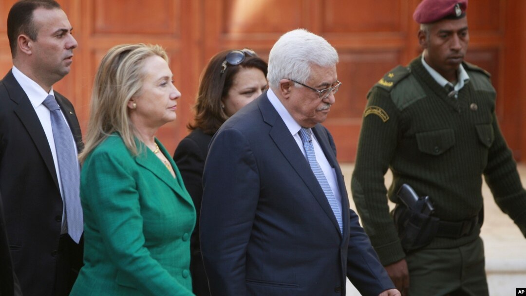 Menlu AS Hillary Rodham Clinton (kiri) didampingi Presiden Palestina Mahmoud Abbas menuju ruang pertemuan di Ramallah (21/11).