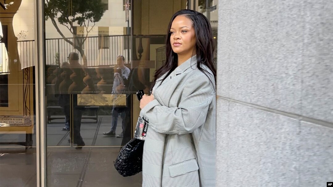 Chantez Rihanna kite Sant Jistis Clara Shortridge Foltz la nan Los Angeles, 31 Janvye 2025. 