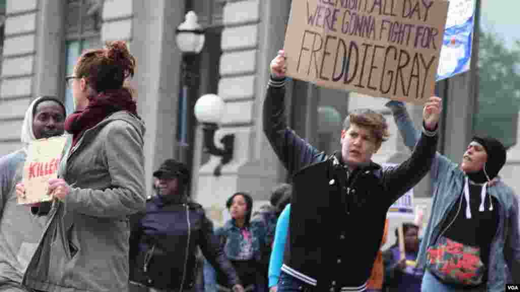La circulation s’est arrêtée sous des klaxons des véhicules, en présence de la police locale qui n’a pas interféré, à la reprise des manifestations contre la mort en garde à vue d’un jeune noir, à Baltimore, jeudi 23 Avril, 2015. (Photo: Victoria Macchi pour VOA)
