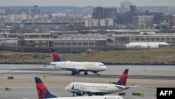 Самолеты авиакомпании Delta в аэропорту LaGuardia в Нью-Йорке, 11 января 2023 года