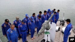 印尼海事警察在搜救前祈祷