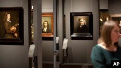 Seorang wanita mengagumi lukisan dalam "Selfies of the Golden Age", di museum Mauritshuis di Den Haag, 7 Oktober 2015, sebagai ilustrasi. (Foto: AP)