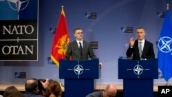 Sekjen NATO Jens Stoltenberg (kanan) dan Menlu Montenegro Igor Luksic memberikan keterangan pers bersama di markas besar NATO di Brussels, Rabu (2/12).
