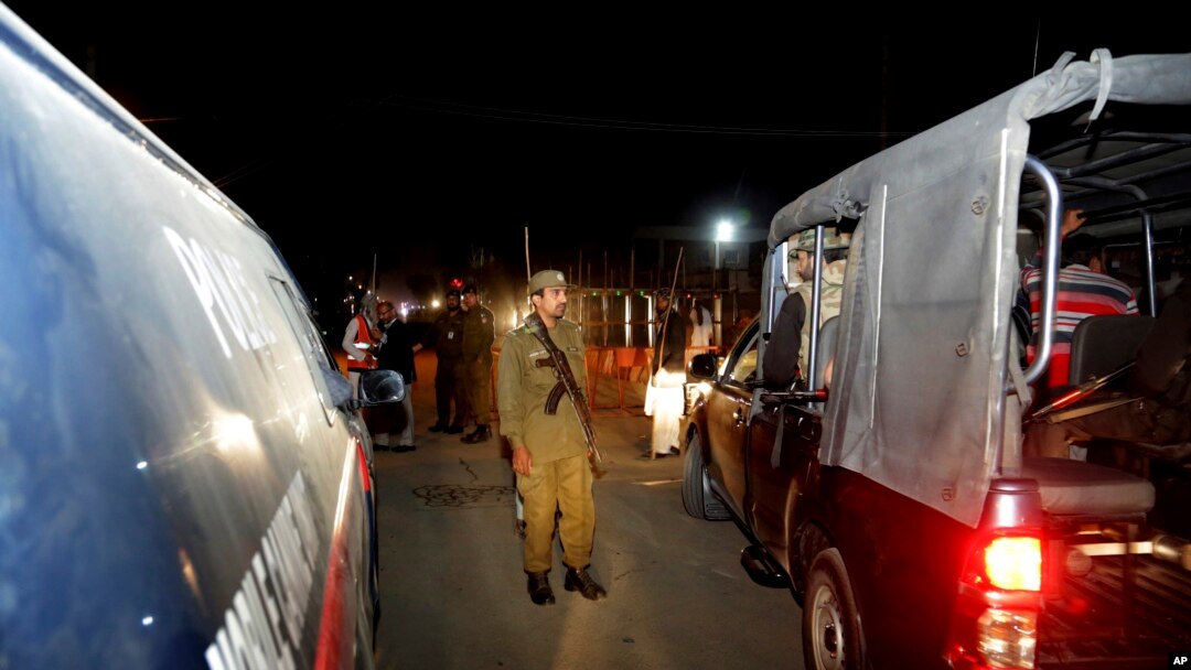 دھماکے کے بعد جائے واقعہ پر پولیس اہلکار موجود ہیں (فائل فوٹو)