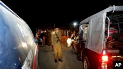 Polisi Pakistan memblokir daerah ledakan bom di Raiwind dekat Lahore, Pakistan, 14 Maret 2018.