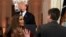 Una asistente de la Casa Blanca toma el micrófono del reportero Jim Acosta de CNN, en una conferencia de prensa en Washington.