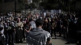 Sejumlah demonstran menghadiri aksi protes di Berkeley, California, pada 11 Maret 2025, menyusul penangkapan terhadap aktivis Mahmoud Khalil oleh petugas imigrasi AS. (Foto: Reuters/Carlos Barria)