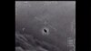 En la imagen del video proporcionado por el Departamento de Defensa etiquetado como Gimbal, de 2015, se ve un objeto inexplicable en el centro mientras se rastrea mientras se eleva a lo largo de las nubes, viajando contra el viento.