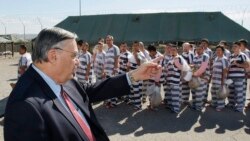 Foto de archivo de Joe Arpaio hablando a inmigrantes detenidos en un centro reclusorio.