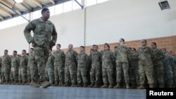 El sargento Tomás Garcés, de la Guardia Nacional de Texas pasa revista a las tropas en Weslaco, Texas el 12 de abril.