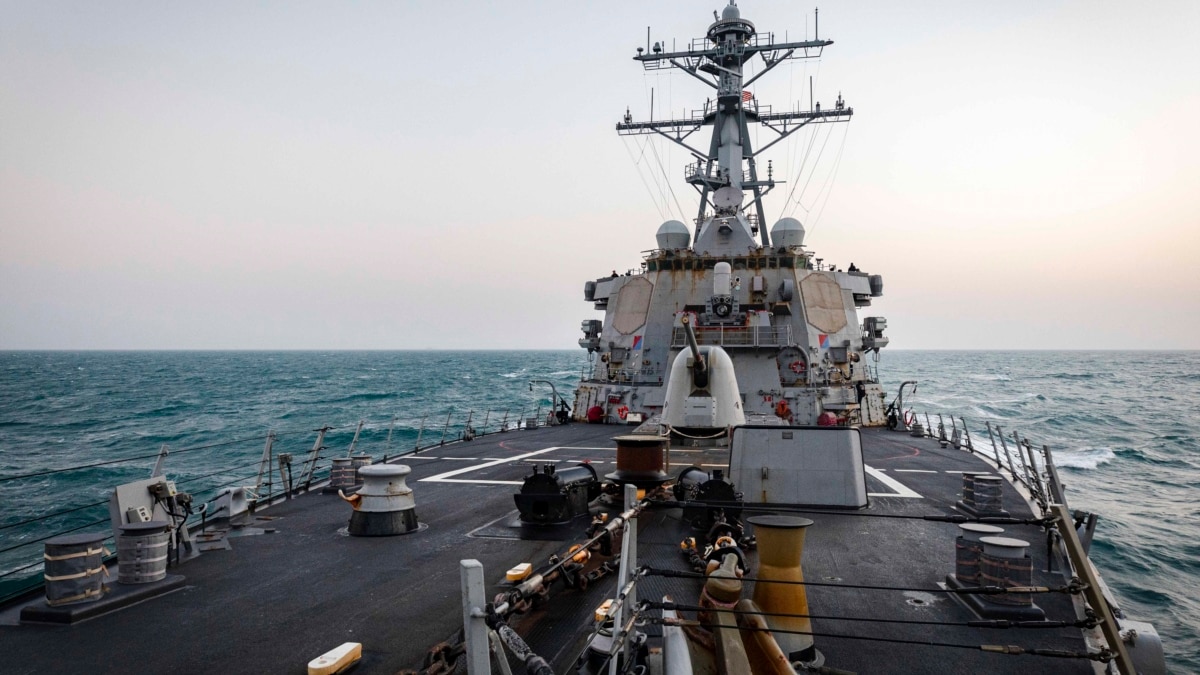 台海局势紧张美国军舰例行驶过台湾海峡