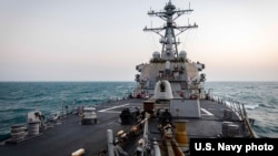 美国海军约翰·麦凯恩号导弹驱逐舰2021年2月5日在南中国海进行常规航行行动。（美国海军第七舰队）