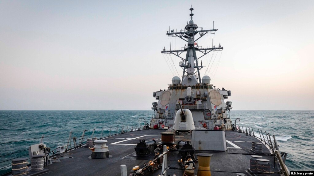 美国海军“约翰·麦凯恩号”导弹驱逐舰2021年2月5日在南中国海进行例行穿驶行动。（图片来源：美国海军第七舰队）(photo:VOA)