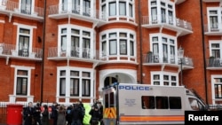 Cảnh Anh bên ngoài tòa đại sứ Ecuador ở London hôm 11/4/2019.