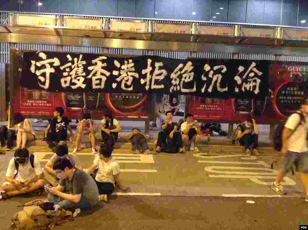 Manifestantes pró democracia desafiam as tentativas da polícia em dispersá-los. Hong Kong, Set. 29, 2014. (Hai Yan / VOA Mandarin) 