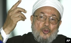 Ulama Mesir Sheikh Yusuf al-Qaradawi, ketua Persatuan Cendekiawan Muslim Internasional, memberikan pidato selama salat Jumat. (Foto: AP)