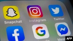 Sebuah foto yang diambil pada 1 Oktober 2019 di Lille menunjukkan logo aplikasi seluler Instagram, Snapchat, Twitter, Facebook, Google dan Messenger. (Foto: AFP/Denis Charlet)