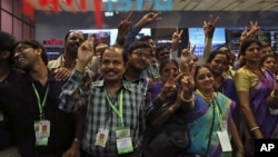 24일 인도 방갈로 인도우주개발기구의 과학자와 관계자들이 화성탐사선 '망갈리안'의 궤도 진입 성공 소식에 환호하고 있다.