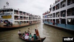 ঢাকার সদরঘাট লঞ্ টার্মিনালে যাত্রীবাহী একটি লঞ্চে উপচে পড়া মানুষের ভিড়। ৭ আগস্ট ২০১৩। (ছবি-রয়টার্স/অ্যান্ড্রু বিরাজ) 