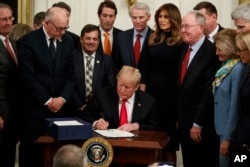 도널드 트럼프 미국 대통령이 24일 백악관 이스트룸에서 오피오이드 남용 대책을 담은 법안에 서명하고 잇다.