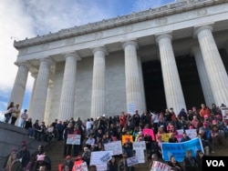 2018年美国华盛顿的女性大游行与集会参与者在林肯纪念堂表达意见。(美国之音扬之初拍摄)