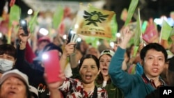 台湾民进党主席蔡英文的支持者在台北的竞选集会上欢呼（2020年1月10日）。