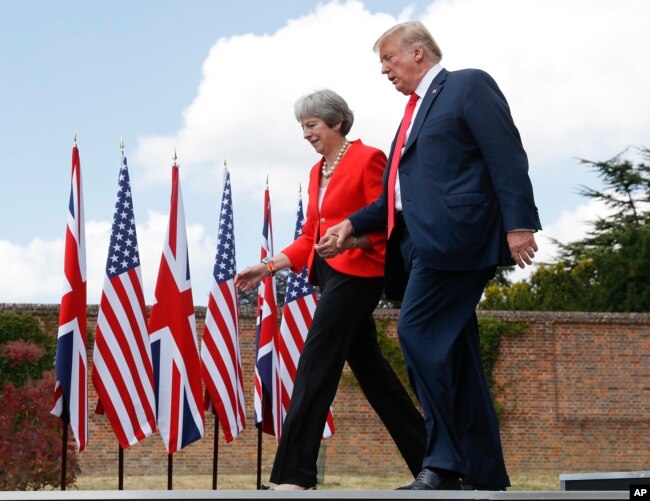 El presidente Donald Trump y la primera ministra britÃ¡nica Theresa May se toman de la mano al concluir una conferencia de prensa conjunta en Chequers, Buckinghamshire, Inglaterra, el 13 de julio de 2018.