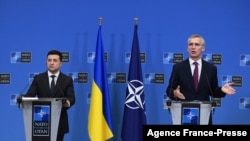 Tổng thống Ukraine Volodymyr Zelenskiy (trái) và Tổng thư ký NATO Jens Stoltenberg họp báo chung tại Brussels, ngày 16/12/2021.