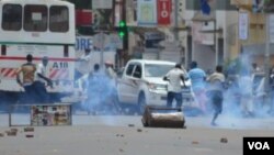 Des manifestants dispersés à coup de gaz lacrymogène par la police au cours d’une manifestation contre un 3e mandat du président Pierre Nkurunziza, vendredi 17 avril 2015.