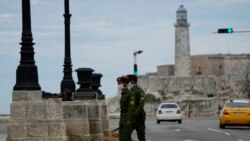 Soldados patrullan a lo largo del malecón en La Habana, Cuba, el lunes 15 de noviembre de 2021. El gobierno prohibió una marcha de oposición convocada para este día por el proecto Archipiélago.