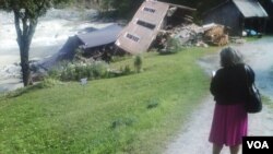 Esta mujer en Vermont contempla las ruinas de un viejo molino destruido por Irene.