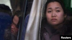 지난 2011년 12월 중국 단동에서 일하는 북한인 호텔 직원이 버스를 타고 북한으로 돌아가고 있다. (자료사진)