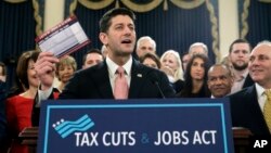 Chủ tịch Hạ viện Paul Ryan và các nghị sĩ Cộng hòa ra mắt dự luật cải tổ thuế, được mô tả là sâu rộng nhất trong ba thập niên trở lại đây, tại Điện Capitol ở Washington, ngày 2 tháng 11, 2017.
