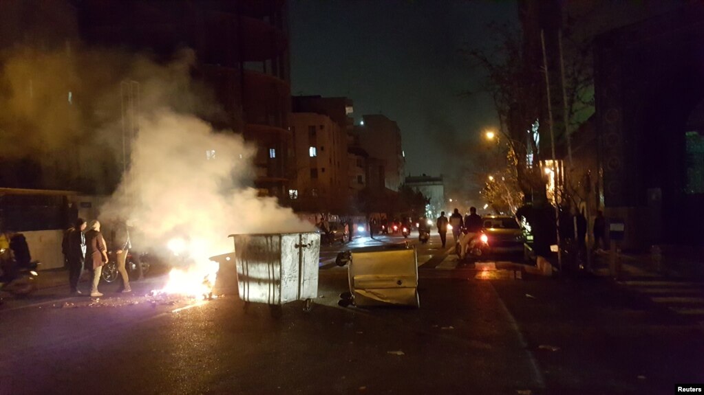 La gente protesta en Teherán, Irán, 30 de diciembre de 2017 en esta imagen obtenida de las redes sociales.