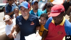 Las noticias no son muy buenas para el candidato opositor Henrique Capriles (centro) que ha visto ampliada la brecha entre él y el presidente Hugo Chávez, a favor de este último.