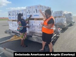 Bantuan setengah juta lebih dosis vaksin COVID-19 melalui COVAX, dari Amerika Serikat tiba di Bandara Internasional Luanda, Angola, 9 Desember 2021.