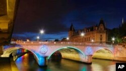 ຂົວຂ້າມແມ່ນໍ້າ Seine ໃນກຸງ Paris ປະເທດຝະລັ່ງ