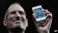 Apple CEO Steve Jobs holds the new iPhone 4 during the Apple Worldwide Developers Conference in San Francisco, California, June 7, 2010
