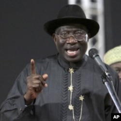 Nigeria's president Jonathan addresses delegates during the primaries of the ruling People's Democratic Party in Abuja, 13 Jan 2011.